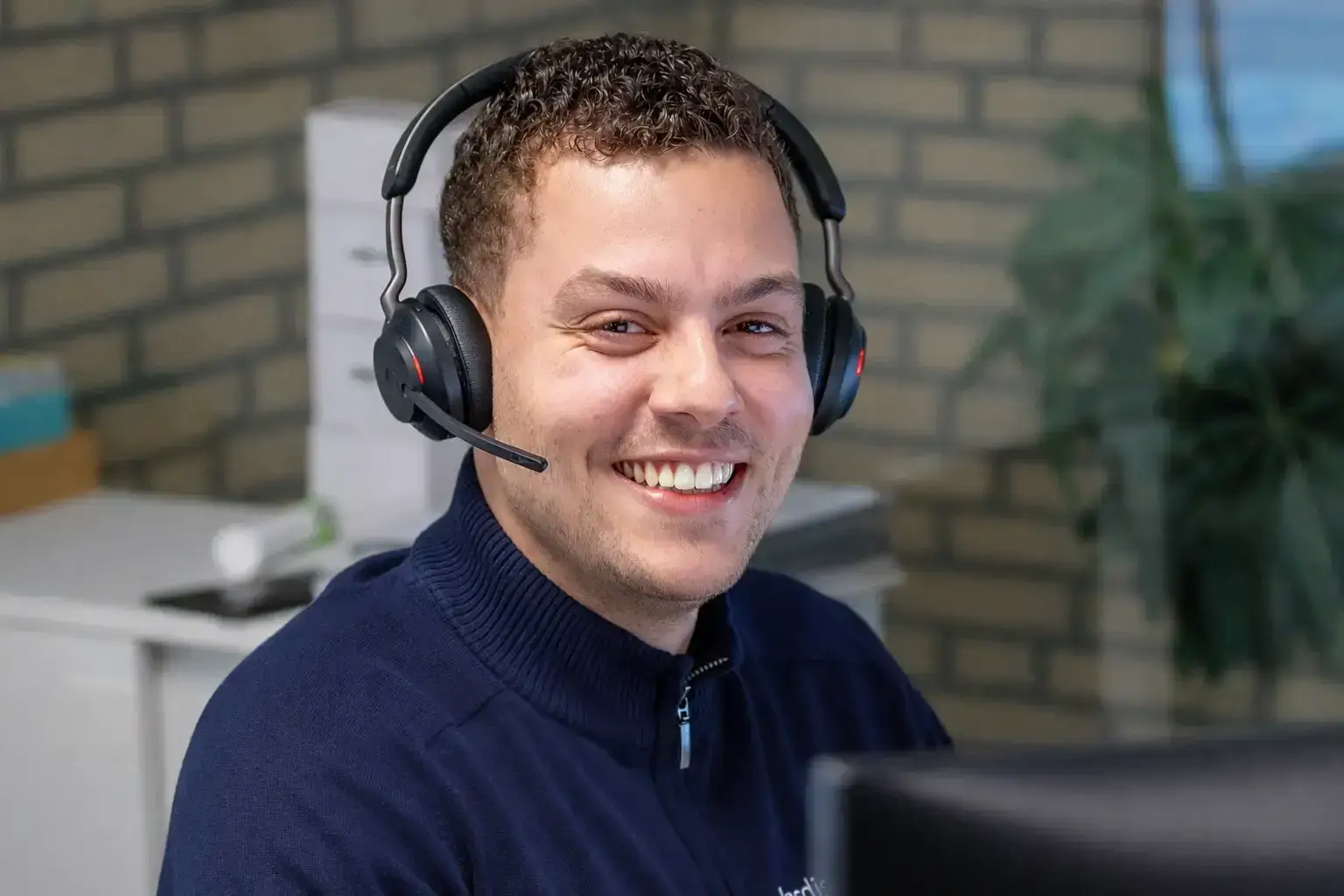 Vriendelijke man met headset aan het werk